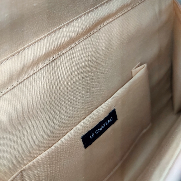 Le Chateau purse, cross body - Picture 3 of 3